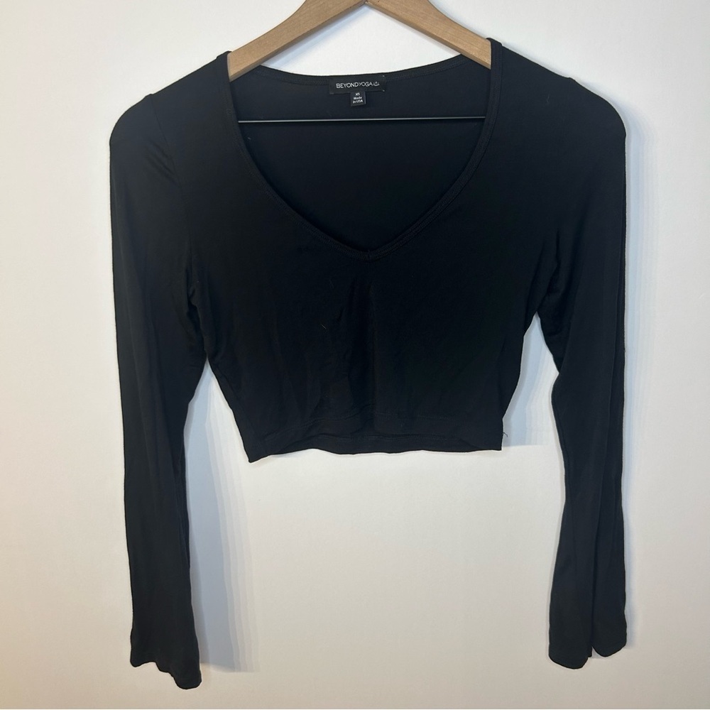 Beyond Yoga Black Long Sleeve V Neck Cropped Tee, Size XS